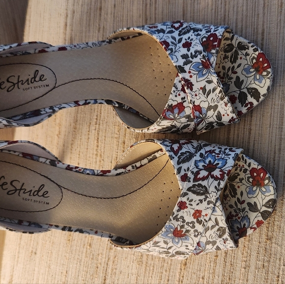 Life Stride Heels - Picture 2 of 4